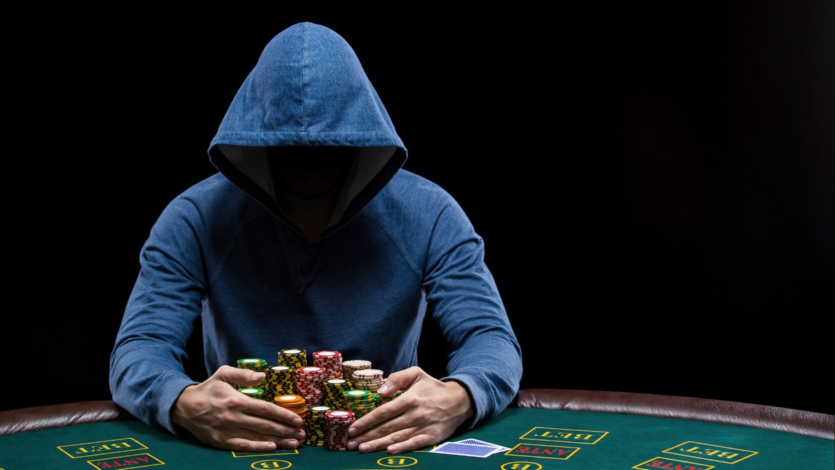 joueur capuche cartes tapis jetons